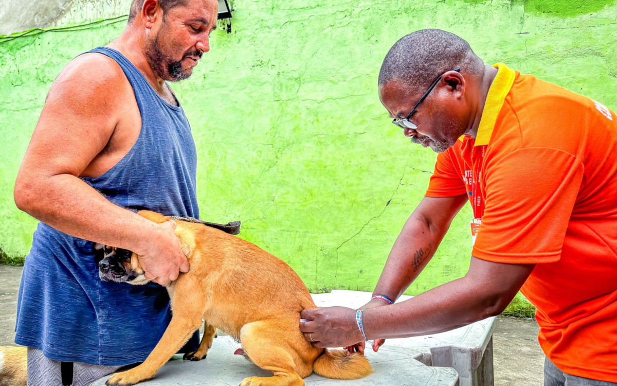 O motorista e morador do Parque São José, Ivanildo da Silva, aproveitou a ação para imunizar o cachorro João