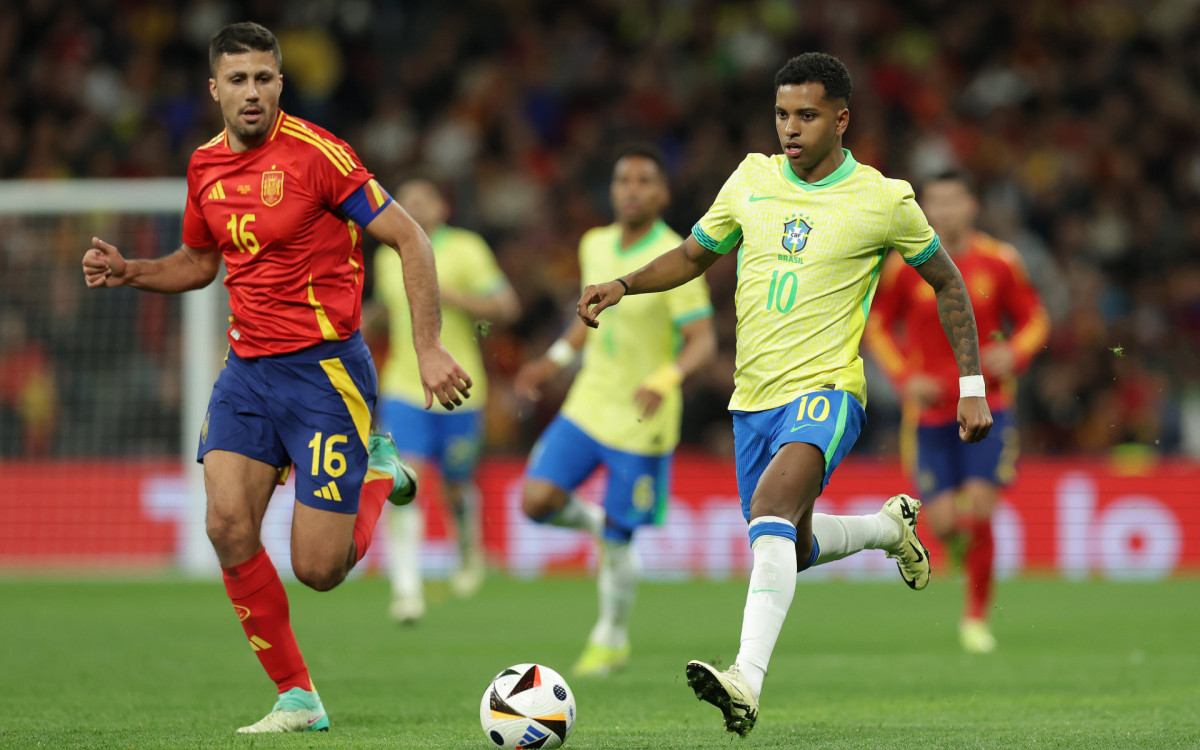 Rodri, da Espanha, marca Rodrygo, do Brasil, durante amistoso