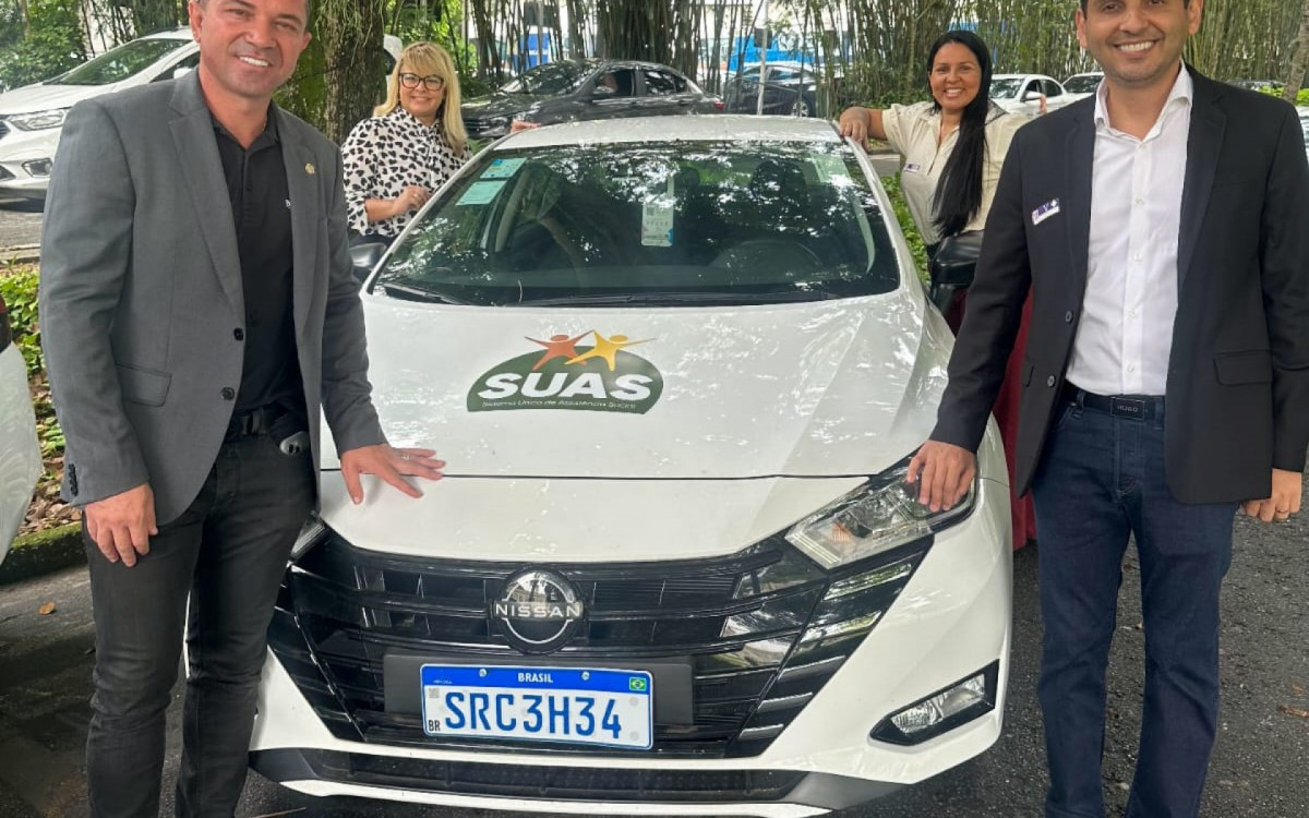 O prefeito Abraãozinho (D), o deputado estadual Rafael Nobre (E) e a secretária e subsecretária municipal de Desenvolvimento Social, Everline Lima e Gisele Armada