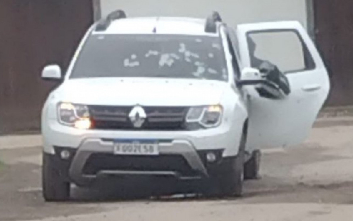 Carro em que o homem estava foi alvejado com mais de 30 tiros; a maioria atingiu o vidro dianteiro