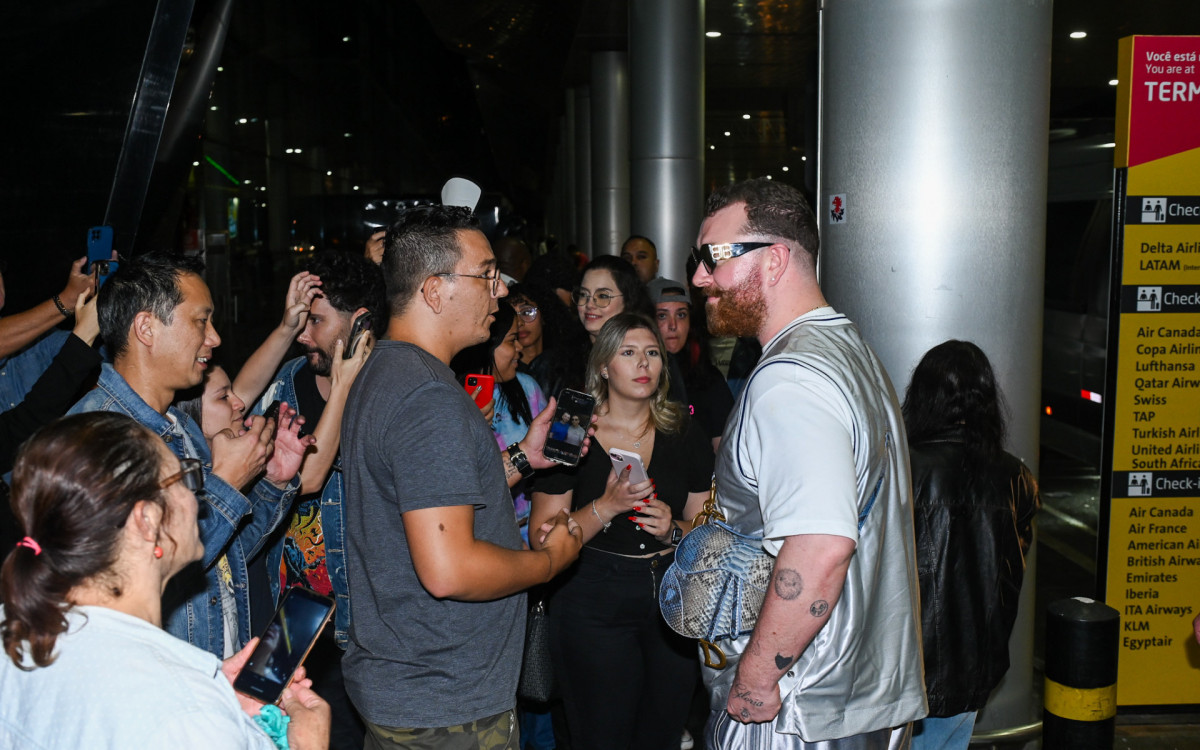 Sam Smith faz sucesso com fãs em aeroporto de São Paulo