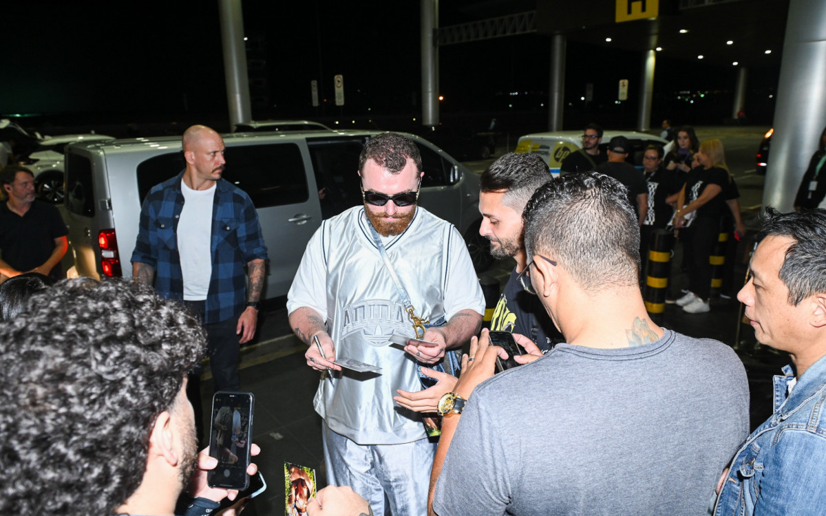 Sam Smith faz sucesso com fãs em aeroporto de São Paulo