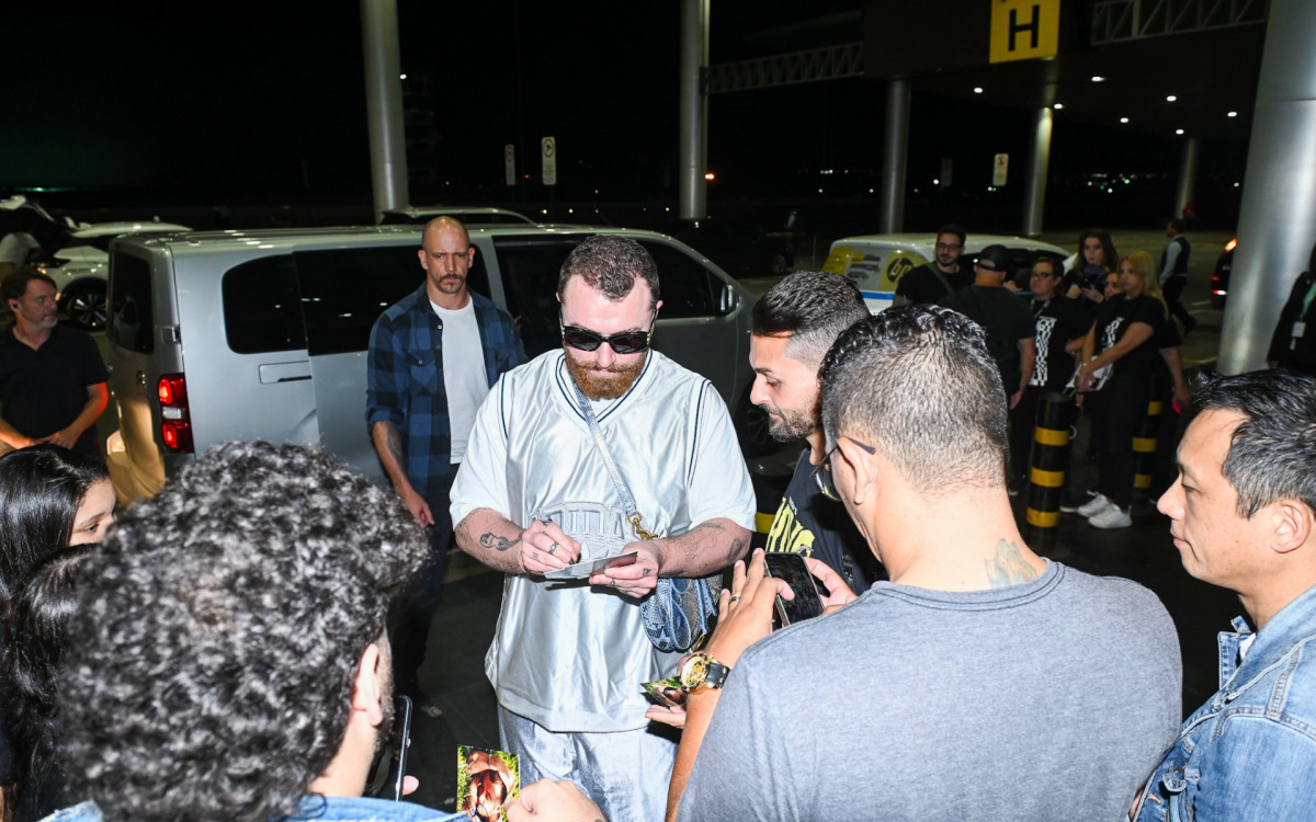 Sam Smith faz sucesso com fãs em aeroporto de São Paulo - Marcelo Sá Barretto / Agnews
