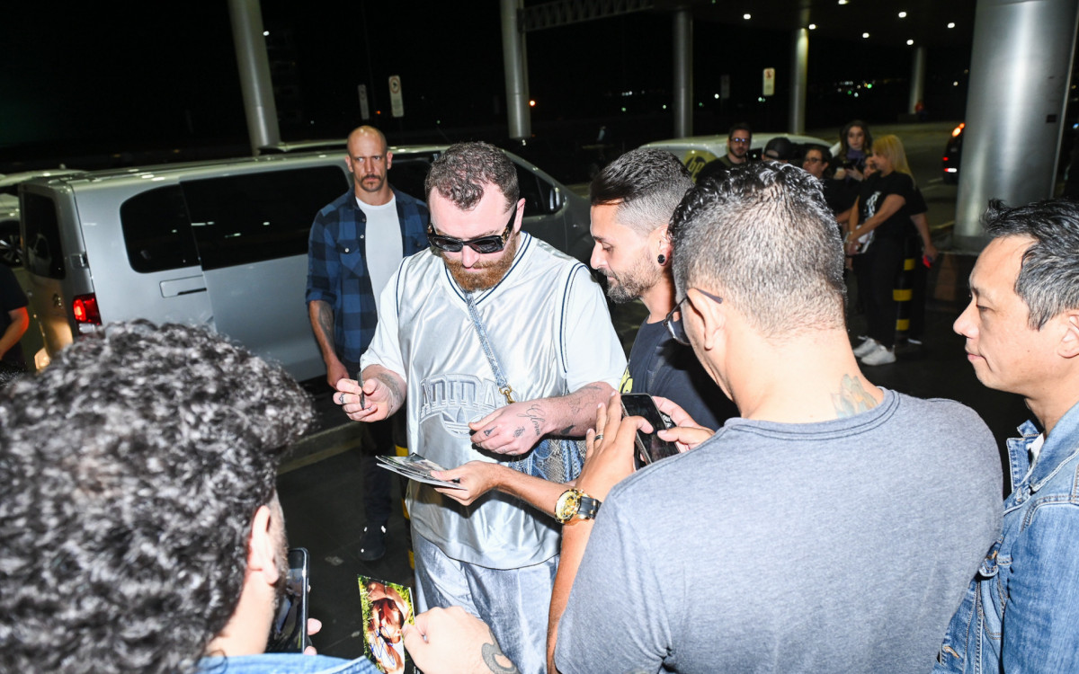 Sam Smith faz sucesso com fãs em aeroporto de São Paulo