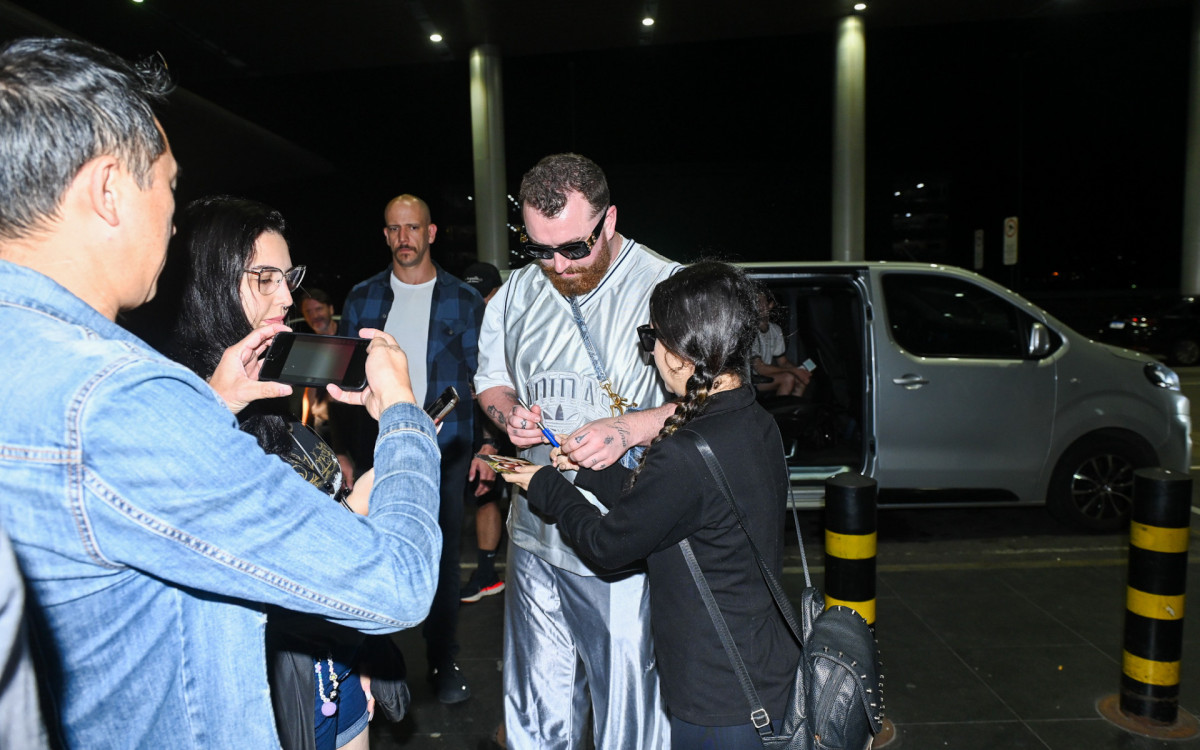 Sam Smith faz sucesso com fãs em aeroporto de São Paulo
