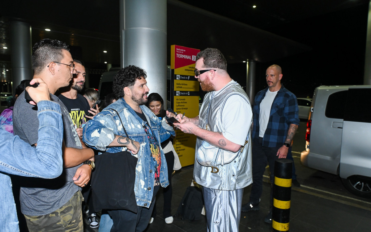Sam Smith faz sucesso com fãs em aeroporto de São Paulo