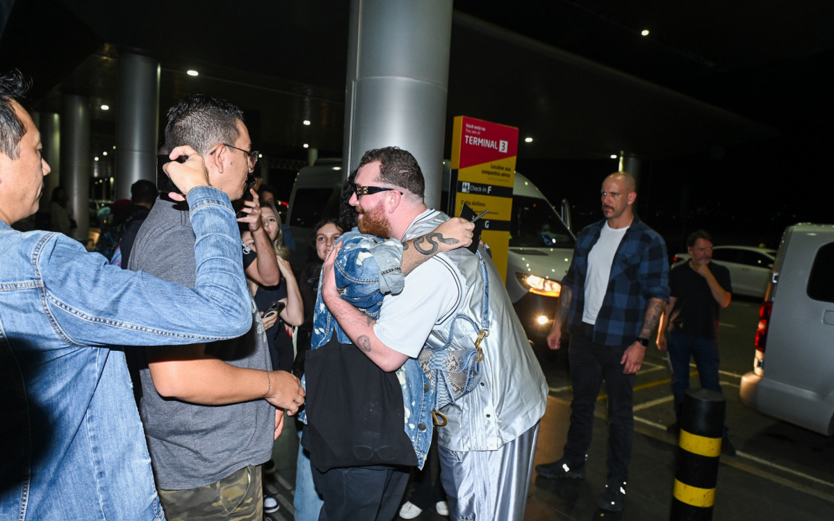 Sam Smith faz sucesso com fãs em aeroporto de São Paulo