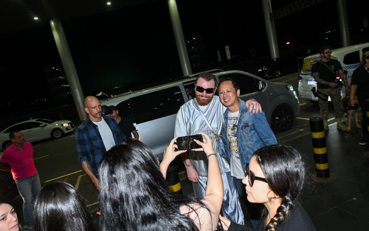 Sam Smith faz sucesso com fãs em aeroporto de São Paulo