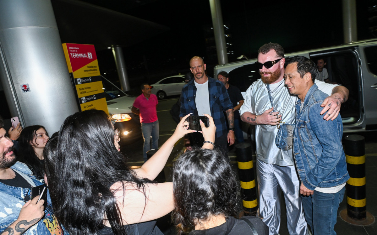 Sam Smith faz sucesso com fãs em aeroporto de São Paulo