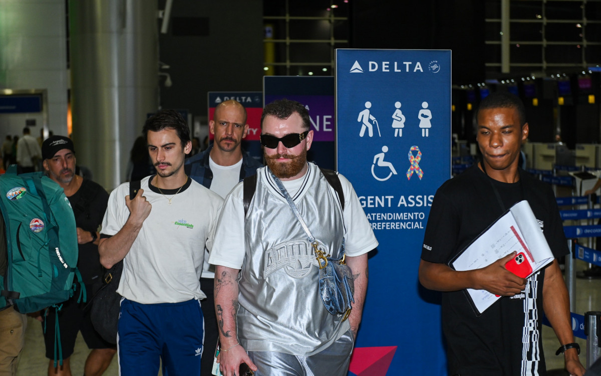 Sam Smith esbanja simpatia ao embarcar em aeroporto de São Paulo