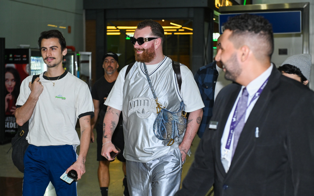 Sam Smith esbanja simpatia ao embarcar em aeroporto de São Paulo