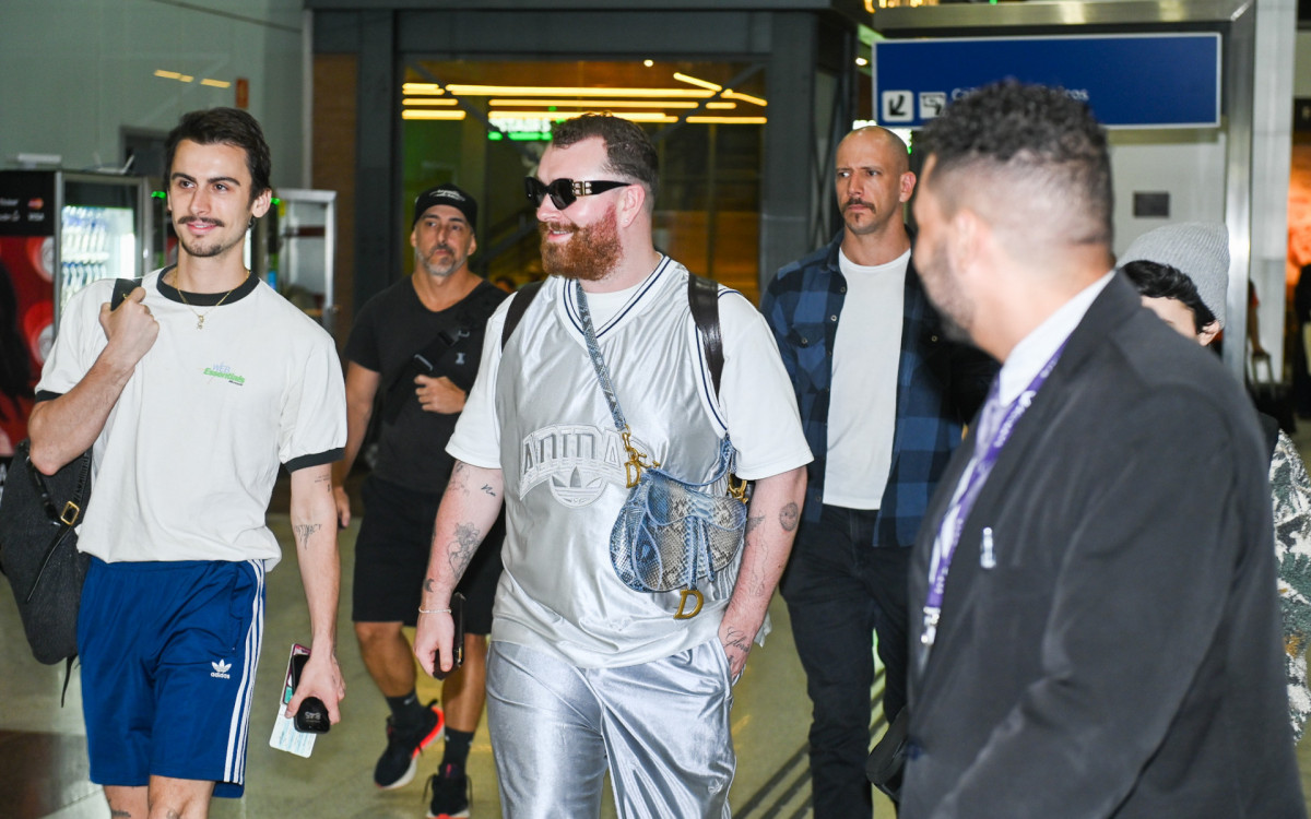 Sam Smith esbanja simpatia ao embarcar em aeroporto de São Paulo