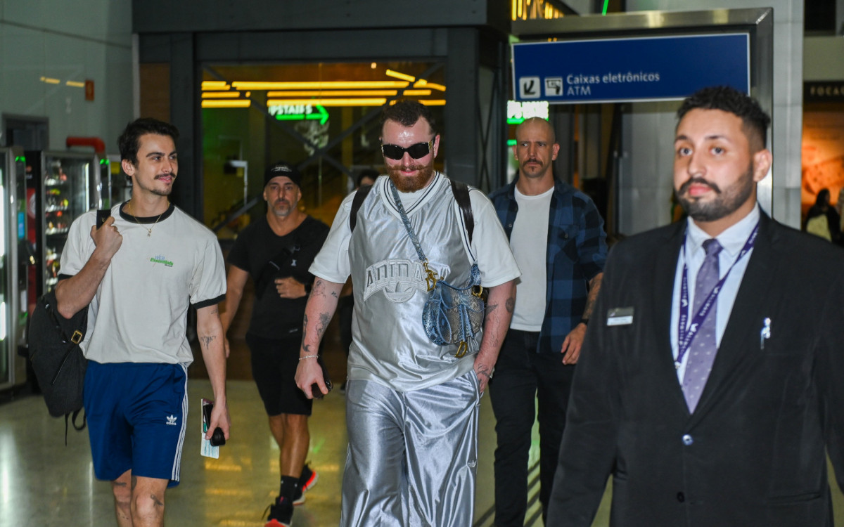 Sam Smith esbanja simpatia ao embarcar em aeroporto de São Paulo
