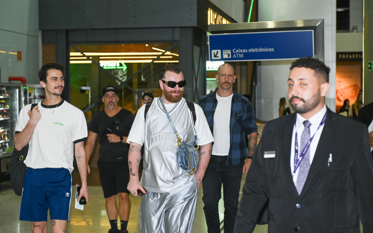 Sam Smith esbanja simpatia ao embarcar em aeroporto de São Paulo