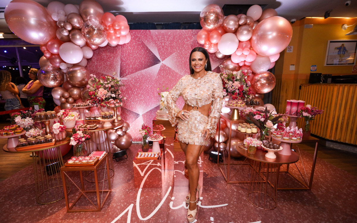 Viviane Araújo celebra a chegada dos 49 anos