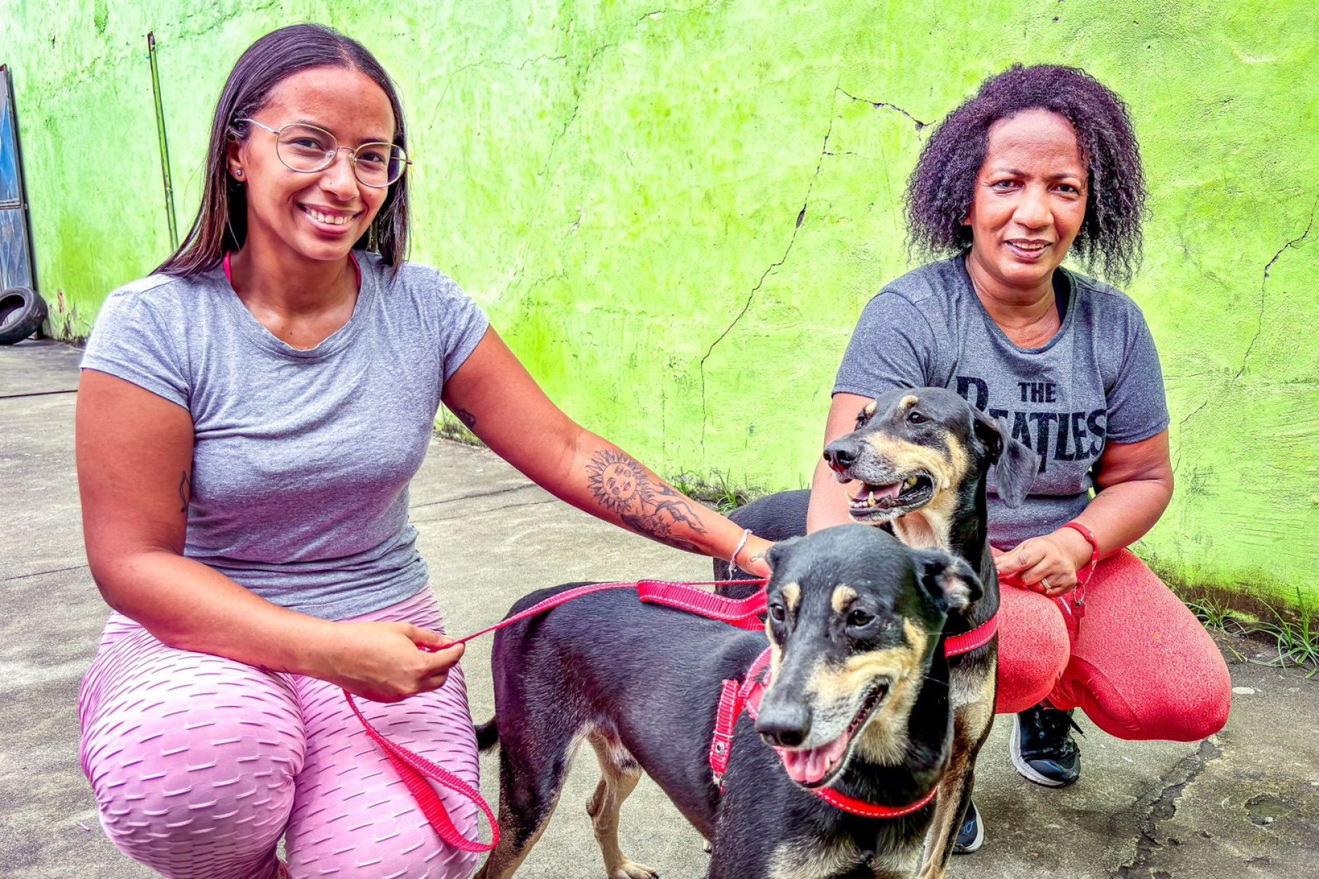 Acompanhada pela mãe Bárbara, a psicopedagoga Bianca Moreira levou os cachorros Aquiles e Apolo para vacinar - Rafael Barreto/PMBR