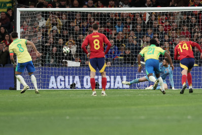 Na arquibancada, Galvão narra gol da Seleção contra a Espanha; veja