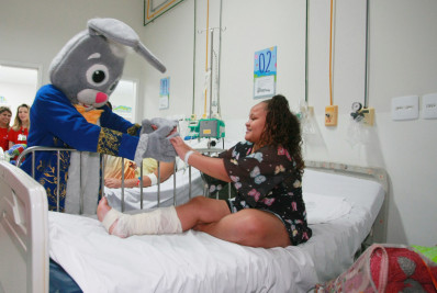 Crianças do Hospital Geral de Nova Iguaçu recebem a visita do coelho da Páscoa