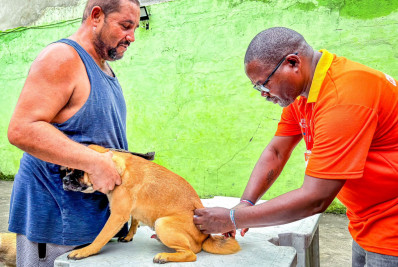 Prefeitura de Belford Roxo vacina mais de 400 cães e gatos contra raiva no Parque São José 
