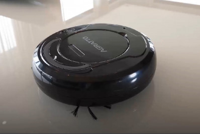 Aspirador robô Agratto custa apenas R$150, mas vale a pena?