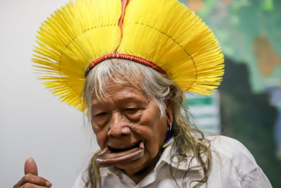 Macron concede a cacique brasileiro a mais alta honraria da França