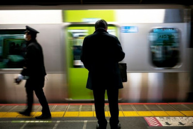 Homem morre após ser empurrado nos trilhos do metrô de Nova York