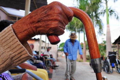 Instituto aponta que idade média ao morrer varia de 57 a 72 anos a depender da capital no Brasil