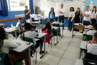 Prefeitura de Barra Mansa entrega uniformes a estudantes da rede municipal