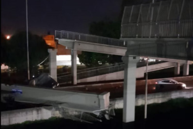 Caminhão bate em viga e derruba passarela na Rodovia Anhanguera no interior de SP