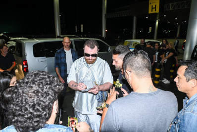 Sam Smith distribui autógrafos e posa para fotos com fãs em aeroporto de São Paulo