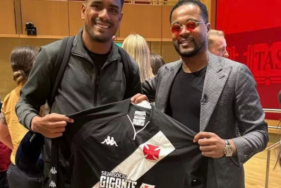 Léo Matos presenteia ex-lateral da França com camisa do Vasco