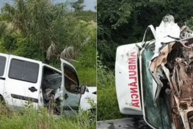 Acidente entre carro e ambulância deixa dois mortos e um ferido