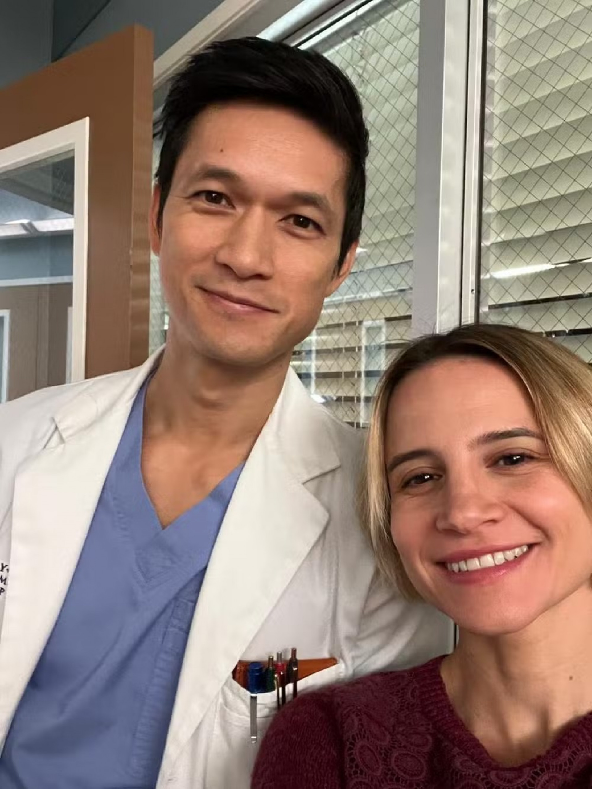 Bianca Comparato com o ator Harry Shum Jr em 'Grey's Anatomy' - Reprodução/Instagram