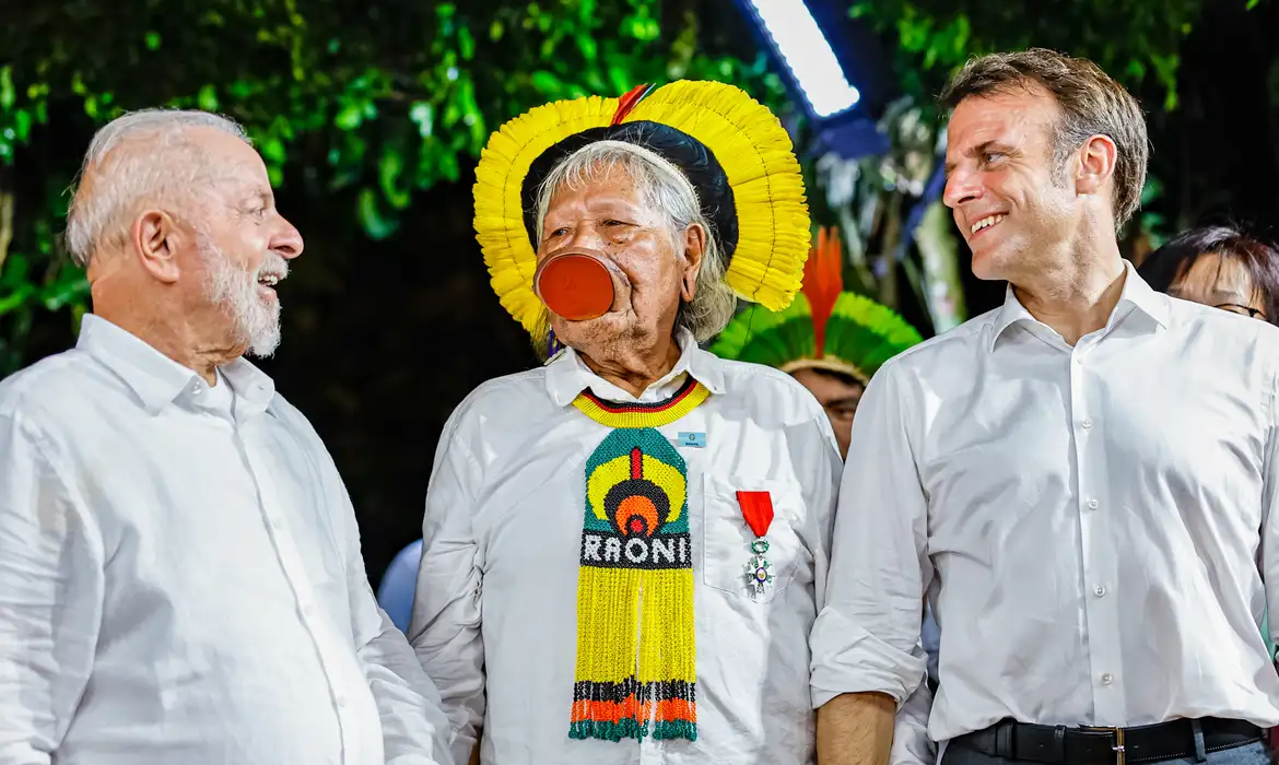 Cacique Raoni recebe honraria de Macron e pede demarcações a Lula
