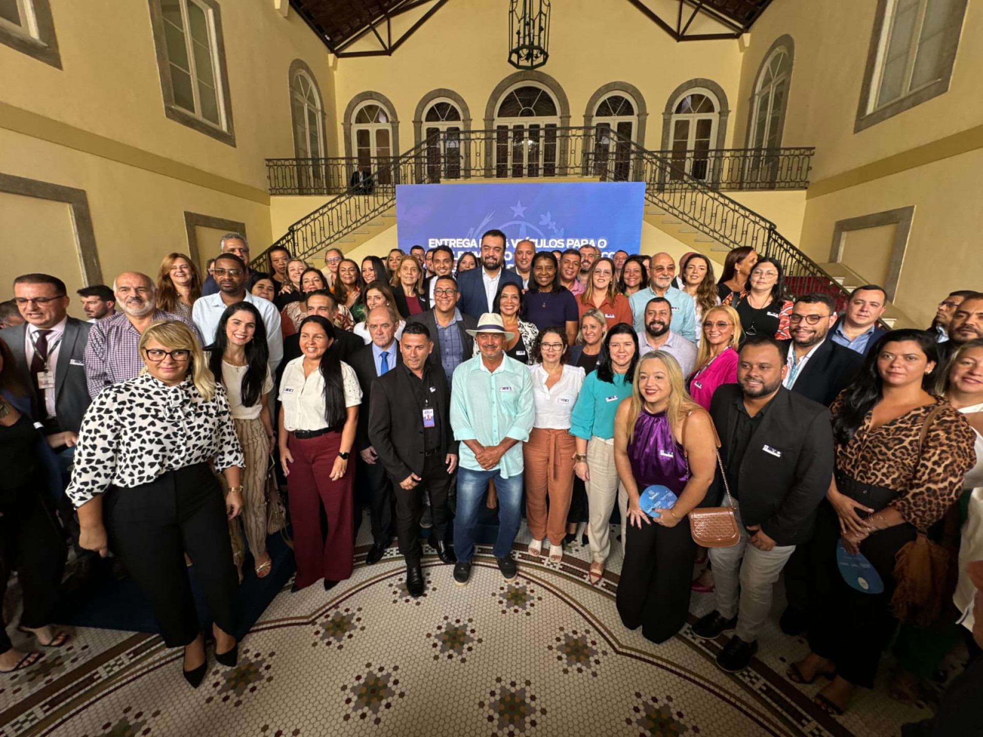 Governador, prefeitos e secretários municipais na entrega dos veículos no Palácio Guanabara - Leandra Marcô / PMN