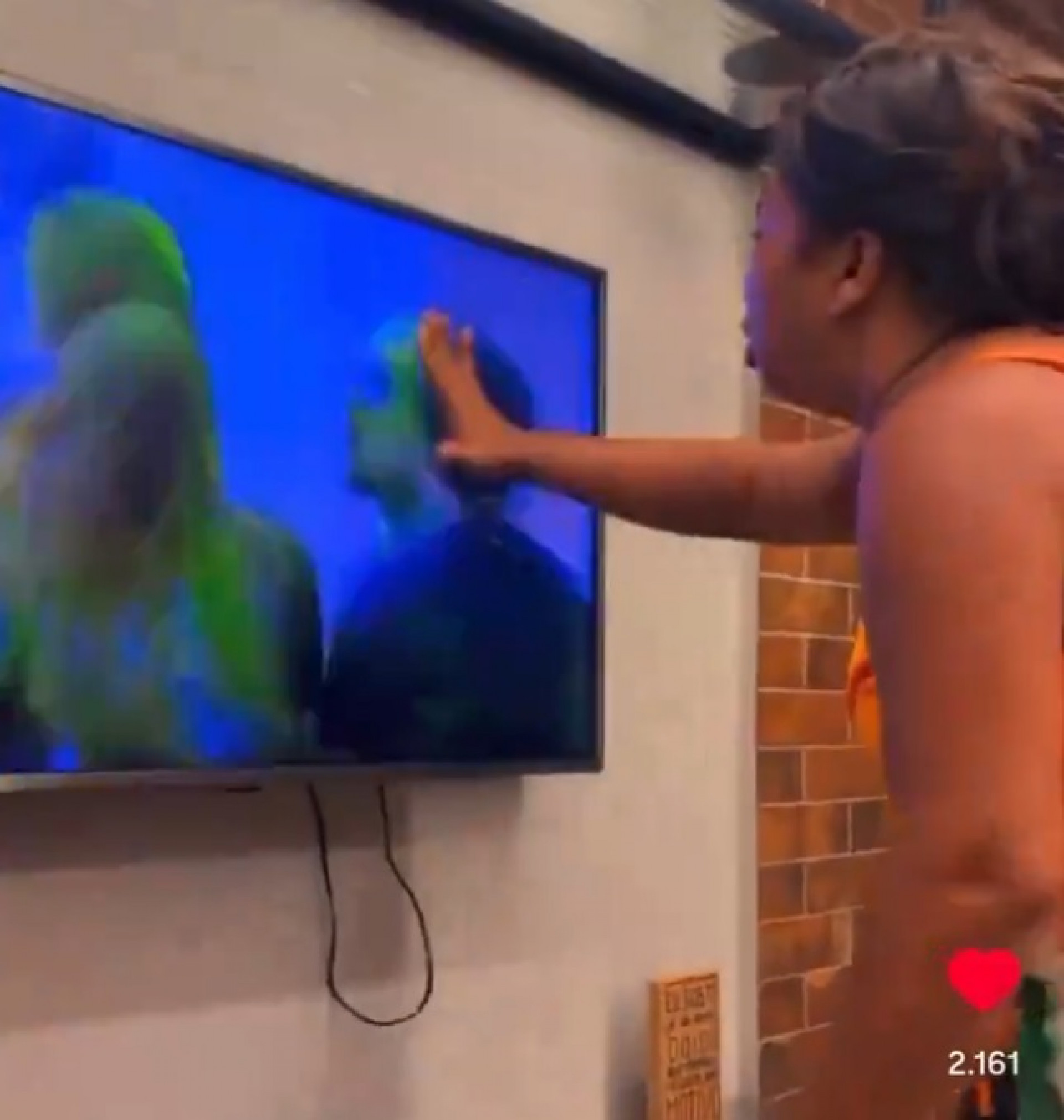 Elisângela Brito, mãe de Davi, confere briga do filho com MC Bin Laden - Reprodução de vídeo