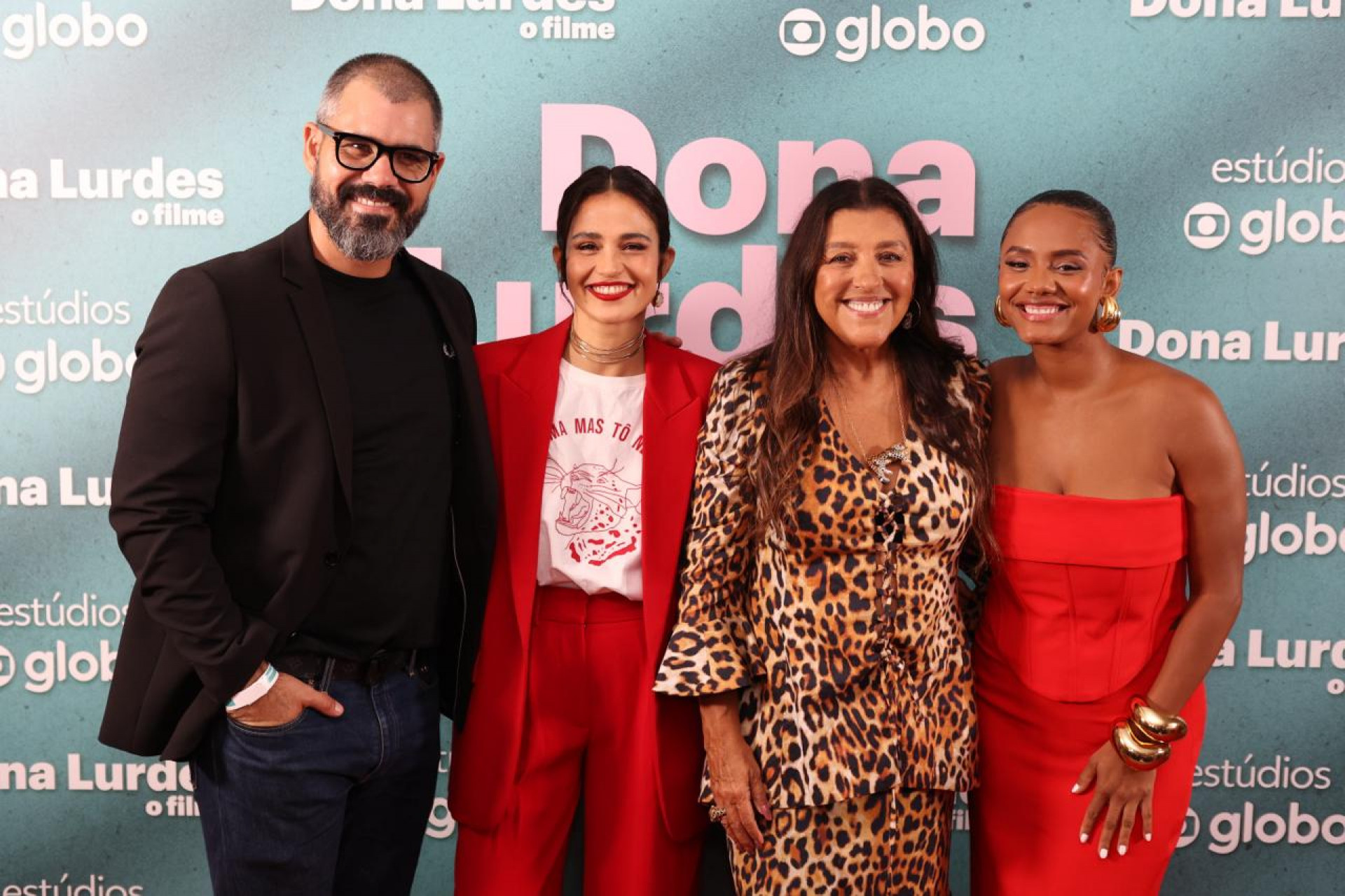 Juliano Cazarré, Nanda Costa, Regina Casé e Jéssica Ellen - Lucas Teixeira / TV Globo