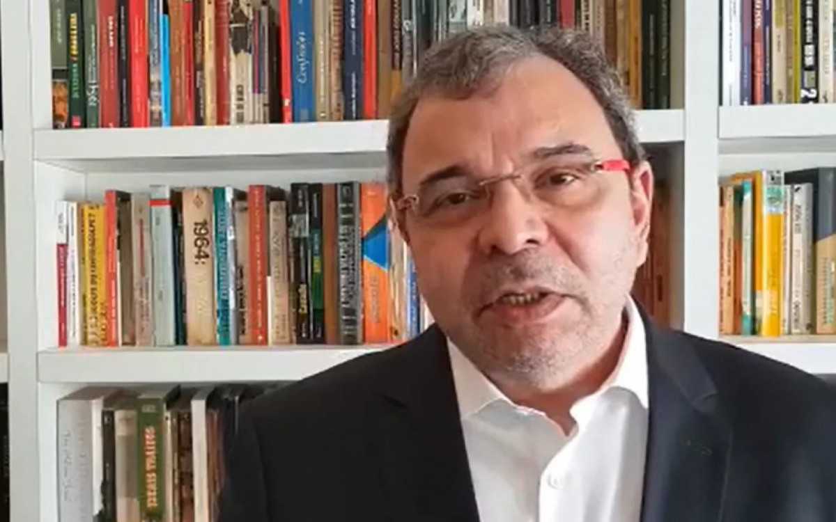 Carlos Fico destaca o \