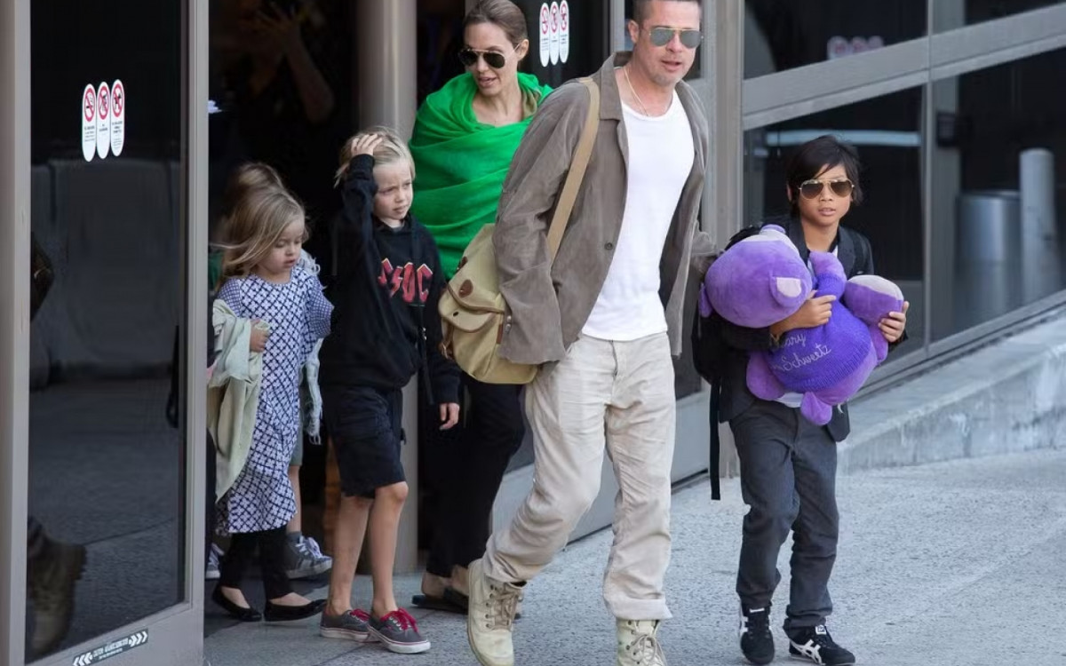 Angelina Jolie e Brad Pitt, ent&atilde;o casados, com os filhos - Foto: Reprodu&ccedil;&atilde;o