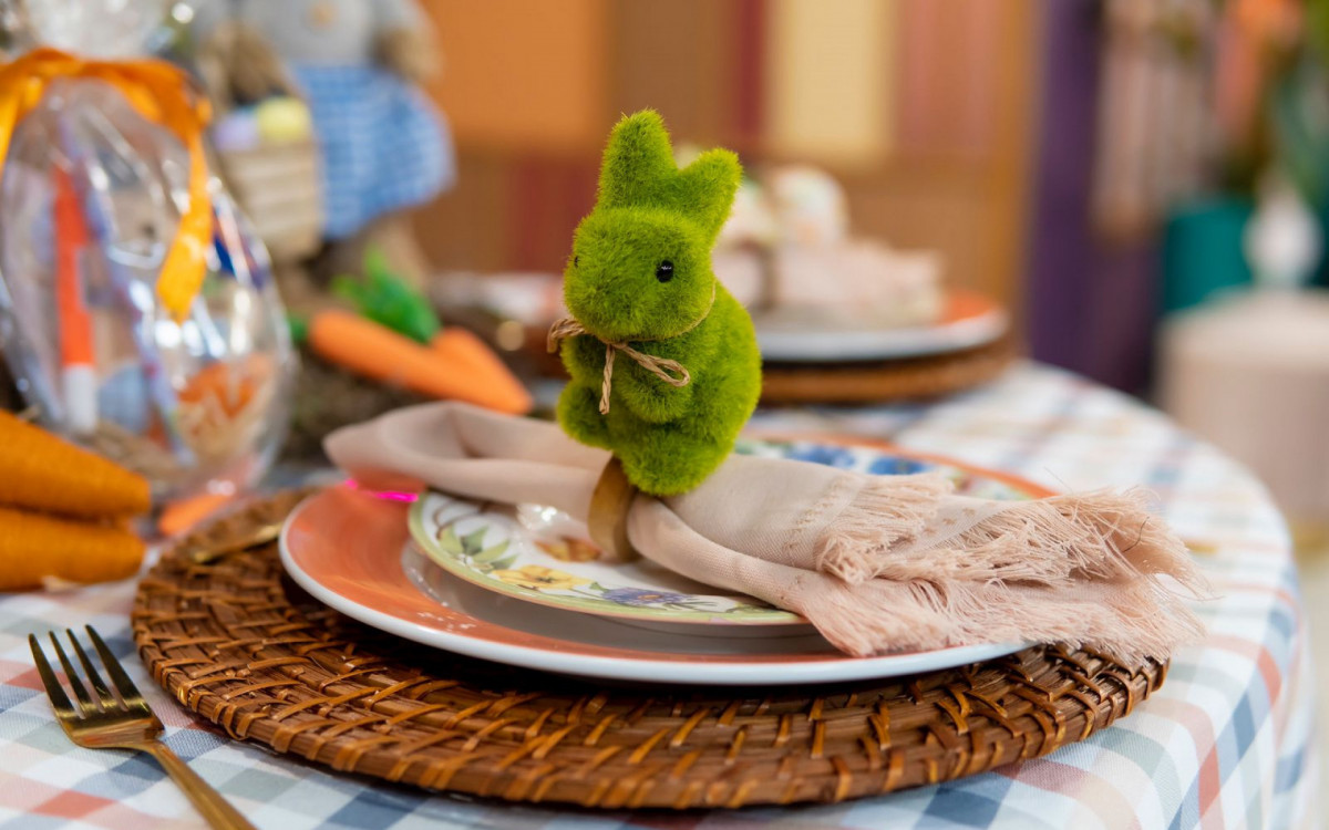 As decorações para a mesa podem ser adaptadas com itens de casa