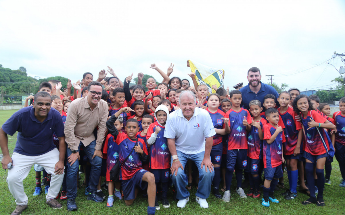 Cidade de Magé recebe mais dois polos da escola de futebol do Zico
