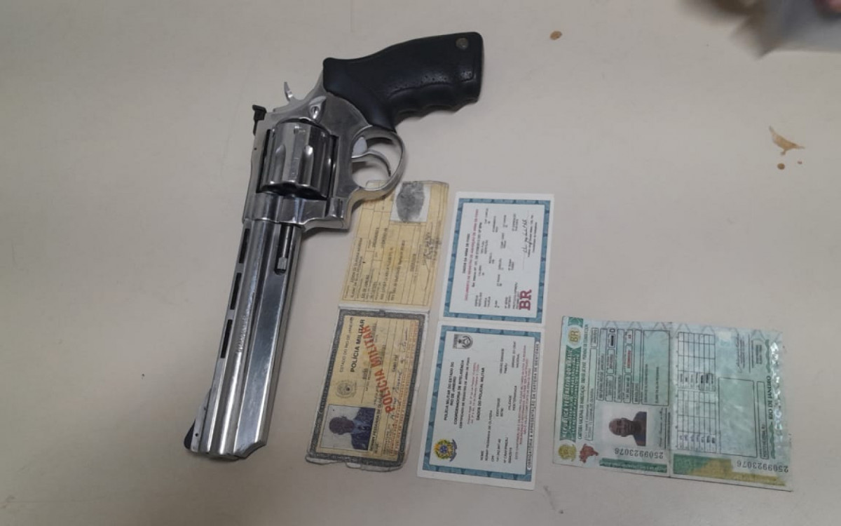 pistola taurus calibre 38 e documentos apreendidos