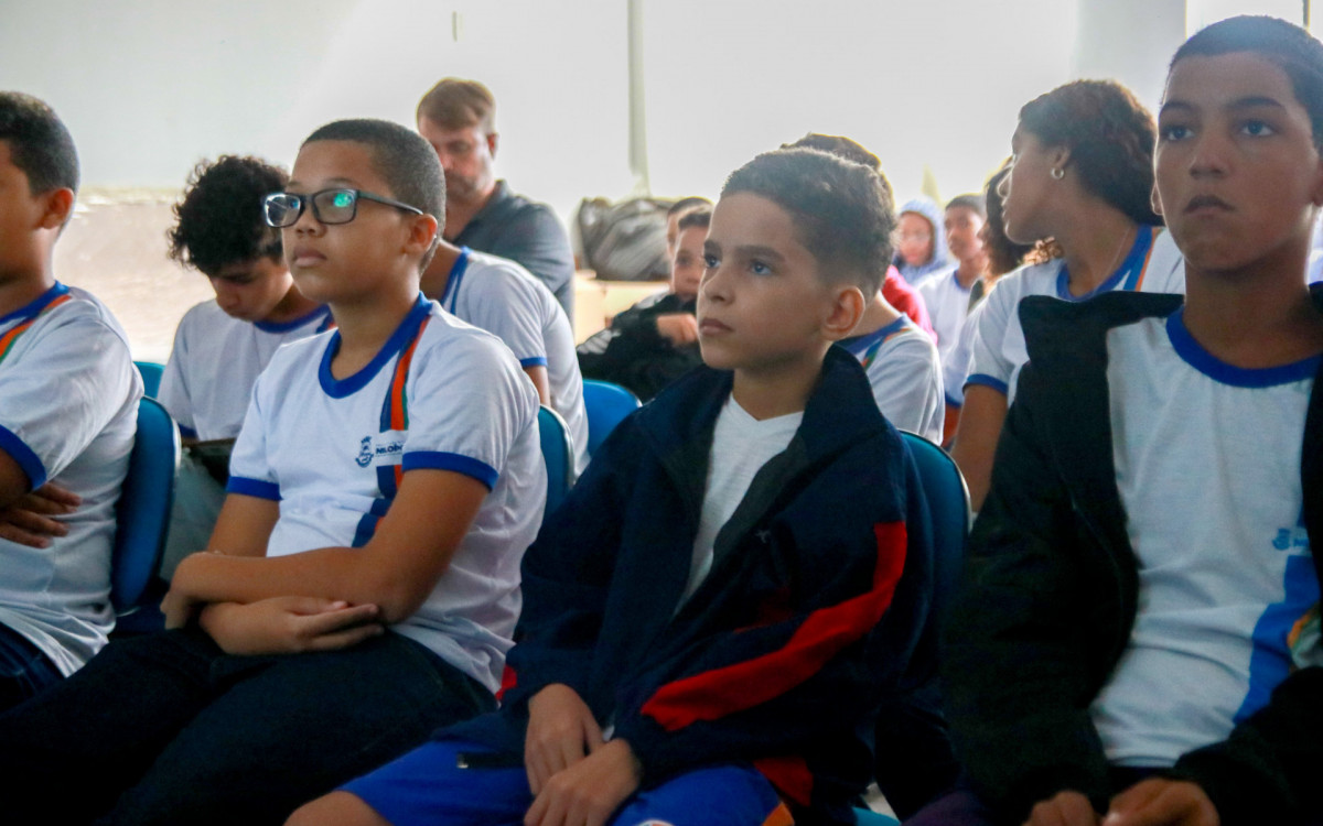 Foi feita uma brincadeira no tapete do saneamento, com atividade educativa que representa um jogo de tabuleiro com um dado