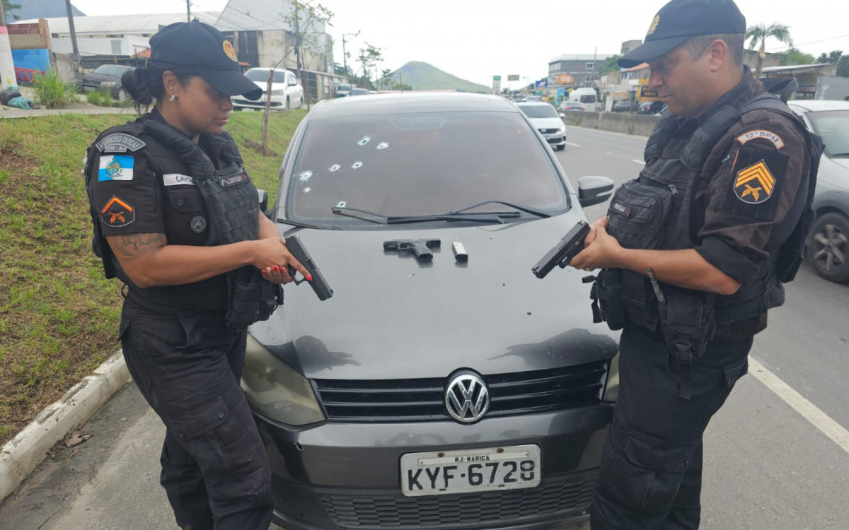 Carro recuperado em Inoã após confronto com marginal pelos Policiais Militares após roubo em Itapeba - Foto: Jornal O DIA