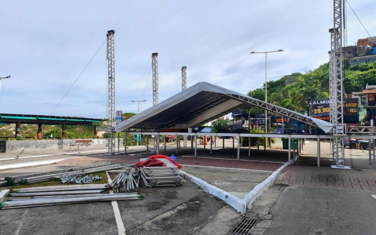 Palco já está sendo montado na Orla da Praia Grande
