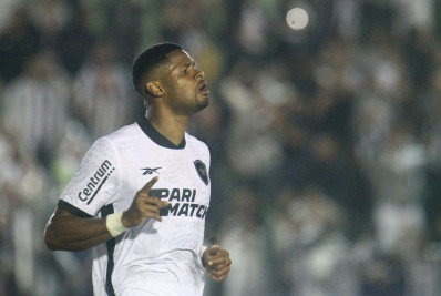 Em grande fase, Júnior Santos garante estar focado no Botafogo