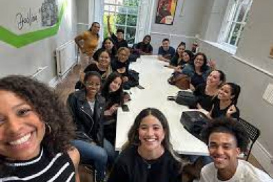 Secretaria firma parceria com escola irlandesa para oferecer mil bolsas em curso de Inglês