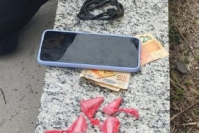 Mulher é presa com drogas durante operação de demolição de barricadas em Cabo Frio