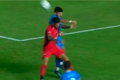 Atacante argentino sofre traumatismo craniano e lesão pulmonar após cotovelada; veja o lance