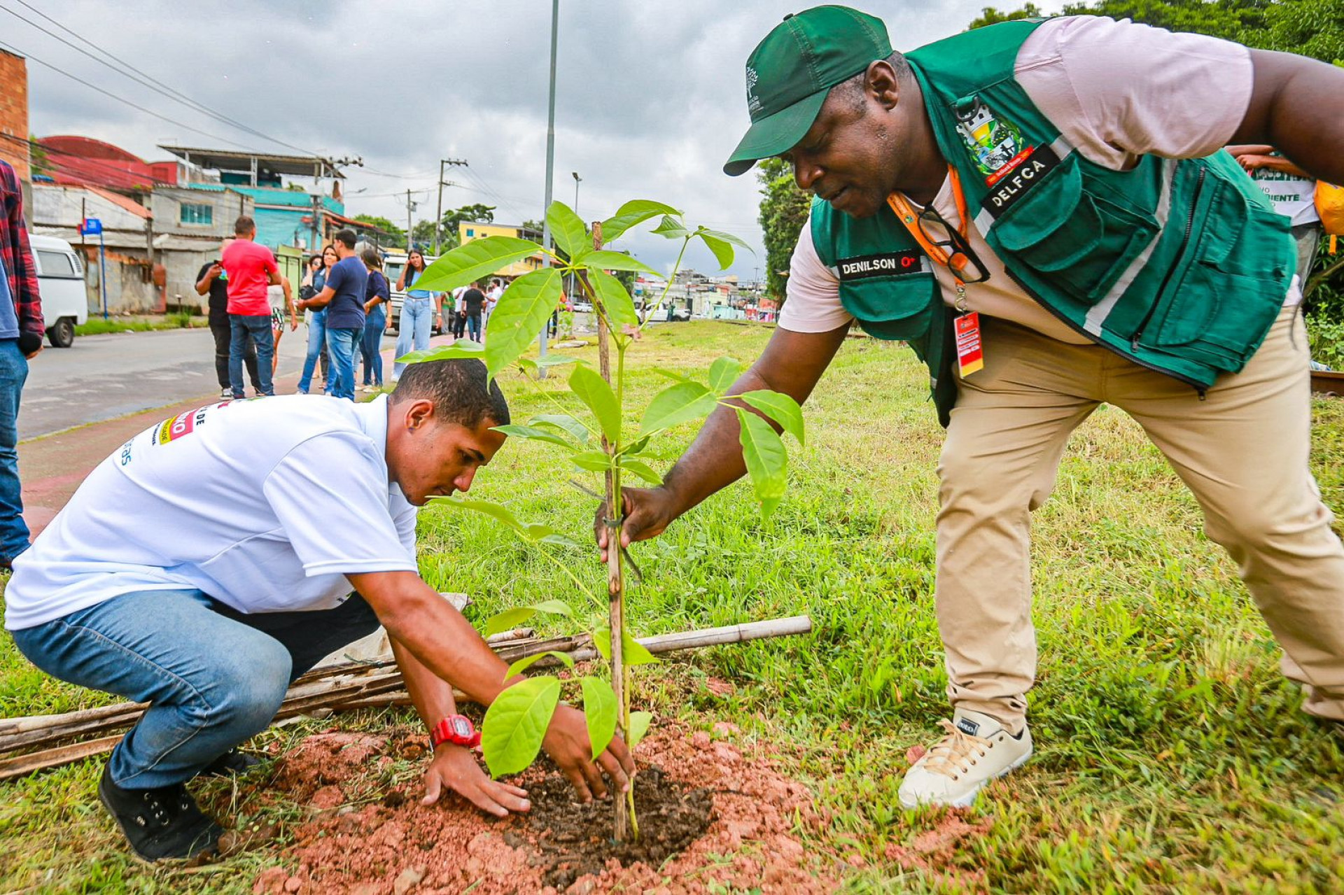 Funcionários da Secretaria de Meio Ambiente plantaram diversas mudas - Rafael Barreto/PMBR